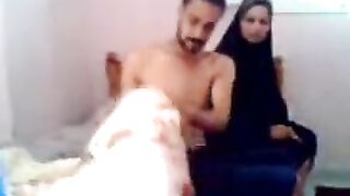 مصري يجذب محجبة للجنس والتعارف على السرير - سكس